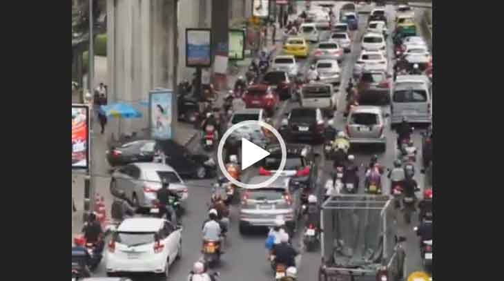 Движение авто на дорогах Бангкока.