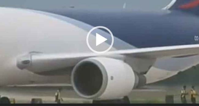 Человека затянуло в двигатель самолета. Невероятное видео 2020.