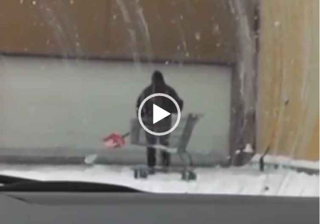 Прикол - парень кидает снег